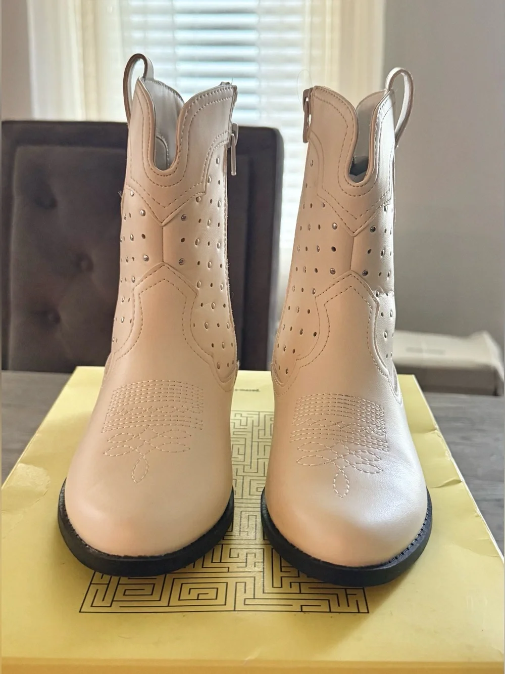 art class Trendy Off-White Girls Western Studded Pull-On Boots | Sz. 1✨NWB